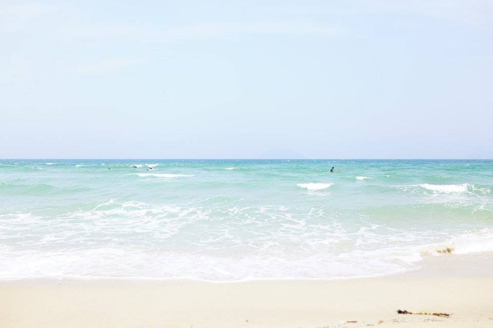 サーファーがたくさんいる海岸